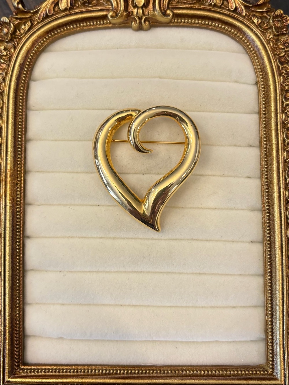 Heart Brooch Pin Gold Tone‎ Open Cut Out Love Romance Wedding Elegant Simple